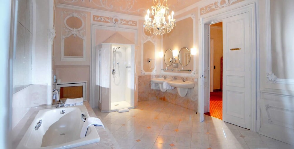Available room thumbnail 5