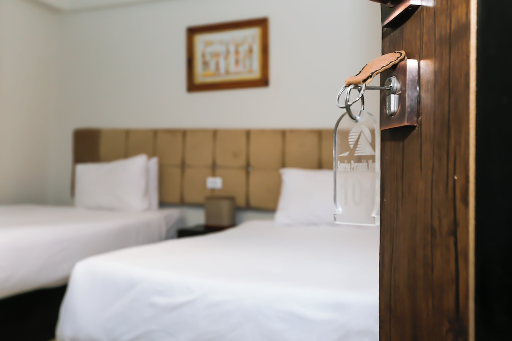 Superior Twin/Double Room - Pyramids View photo 3