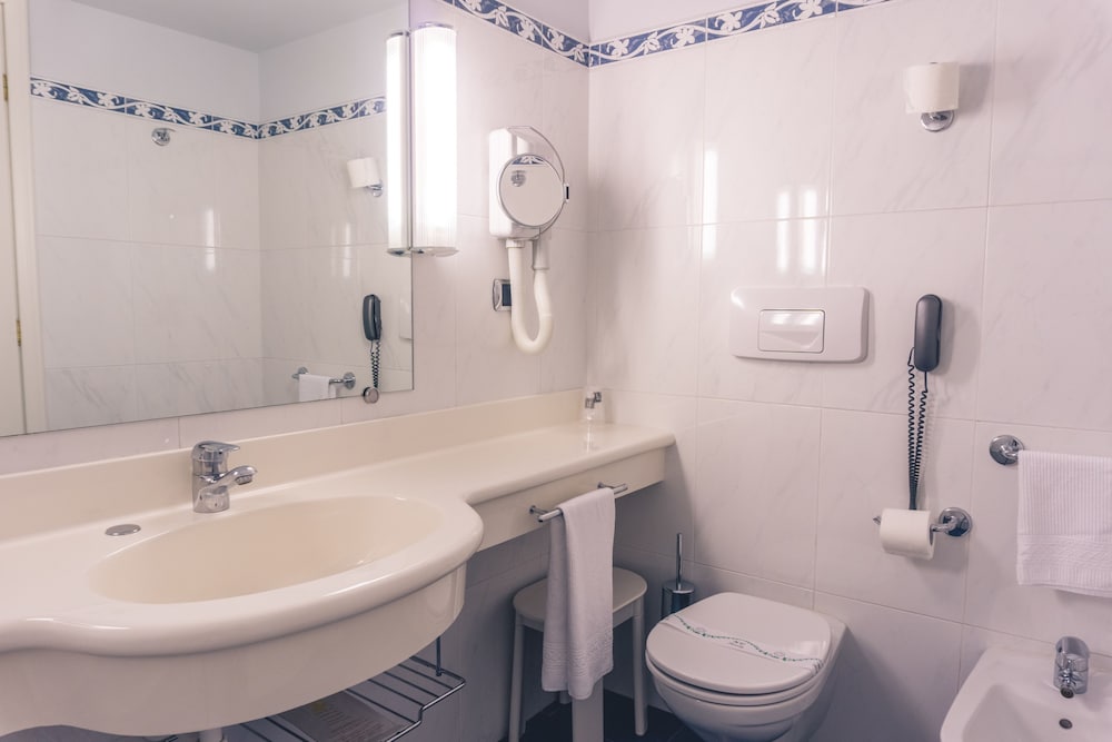 Basic Double or Twin Room - Photo 5