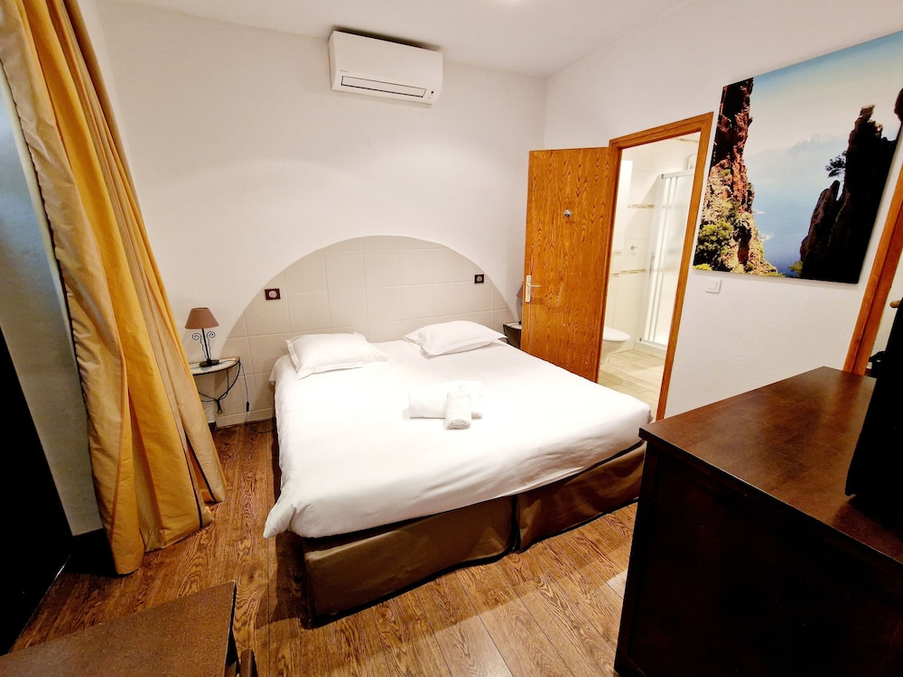 Economy Double Room, 1 Queen Bed, Non Smoking, Courtyard Area photo 3