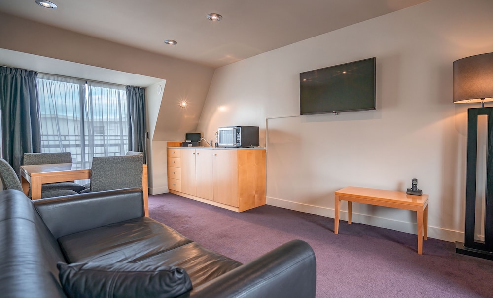 Suite, 1 King Bed, Tower - Photo 5