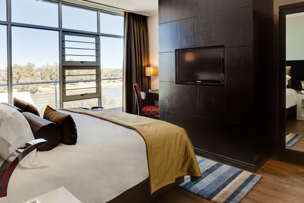 Executive Suite - Photo 2