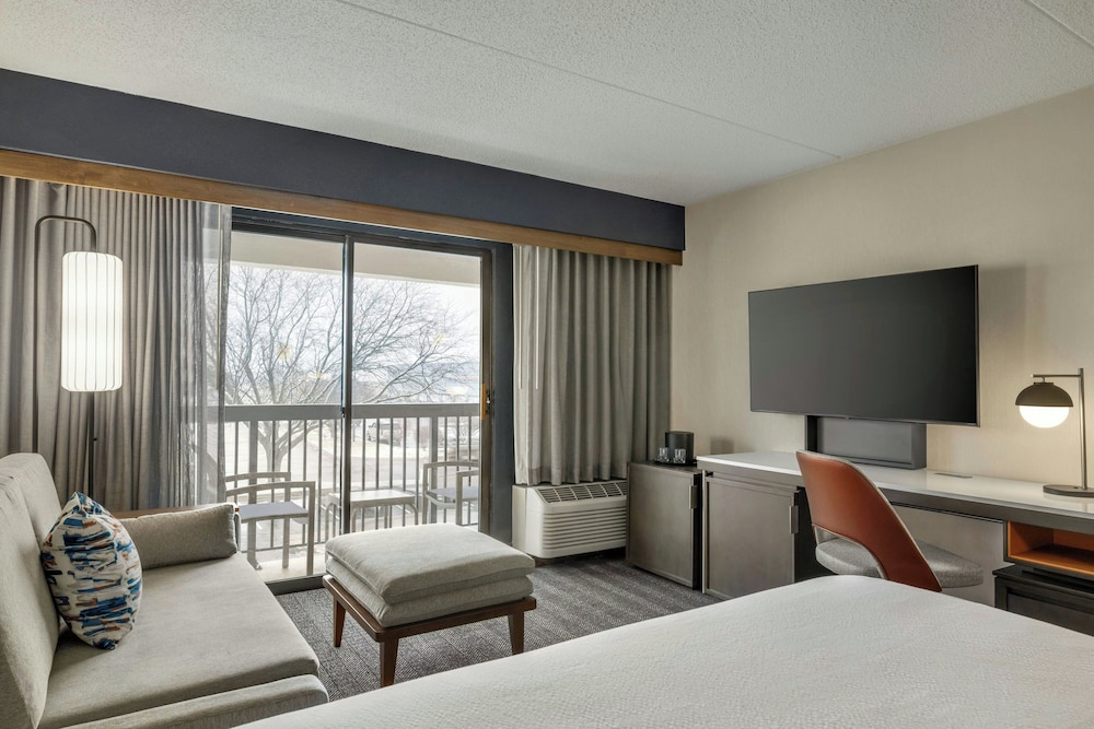 Room, 1 King Bed (Hearing Accessible) - Photo 1