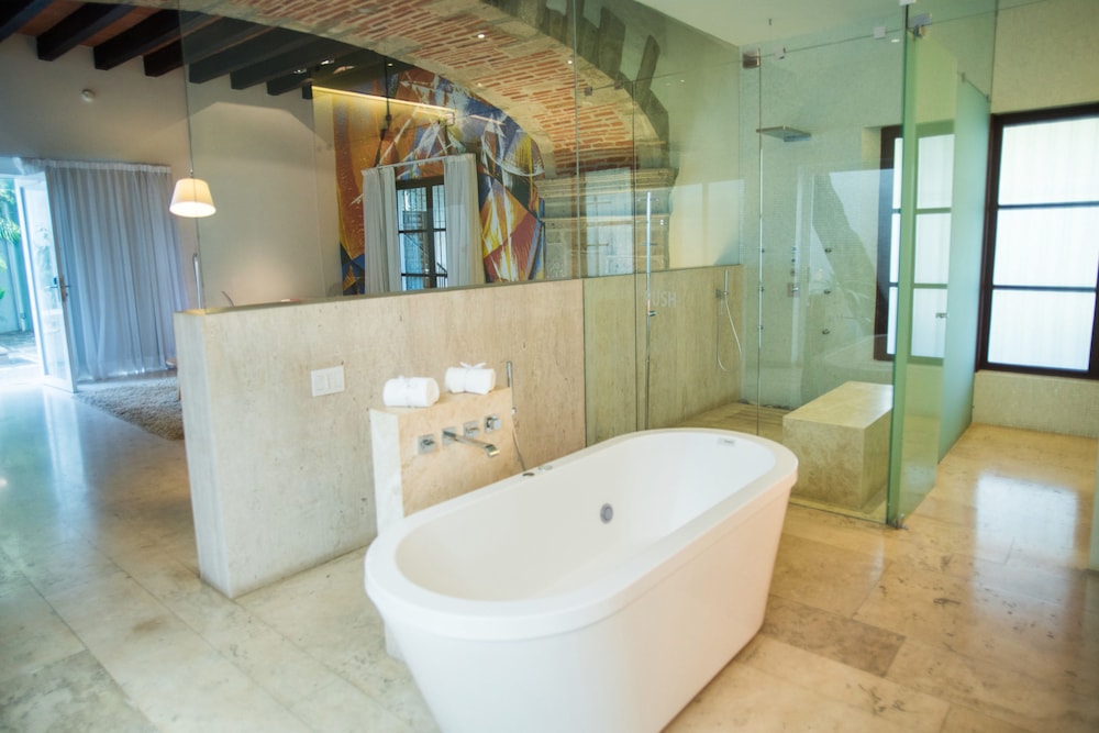 Master suite with bathtub and terrace - Photo 18