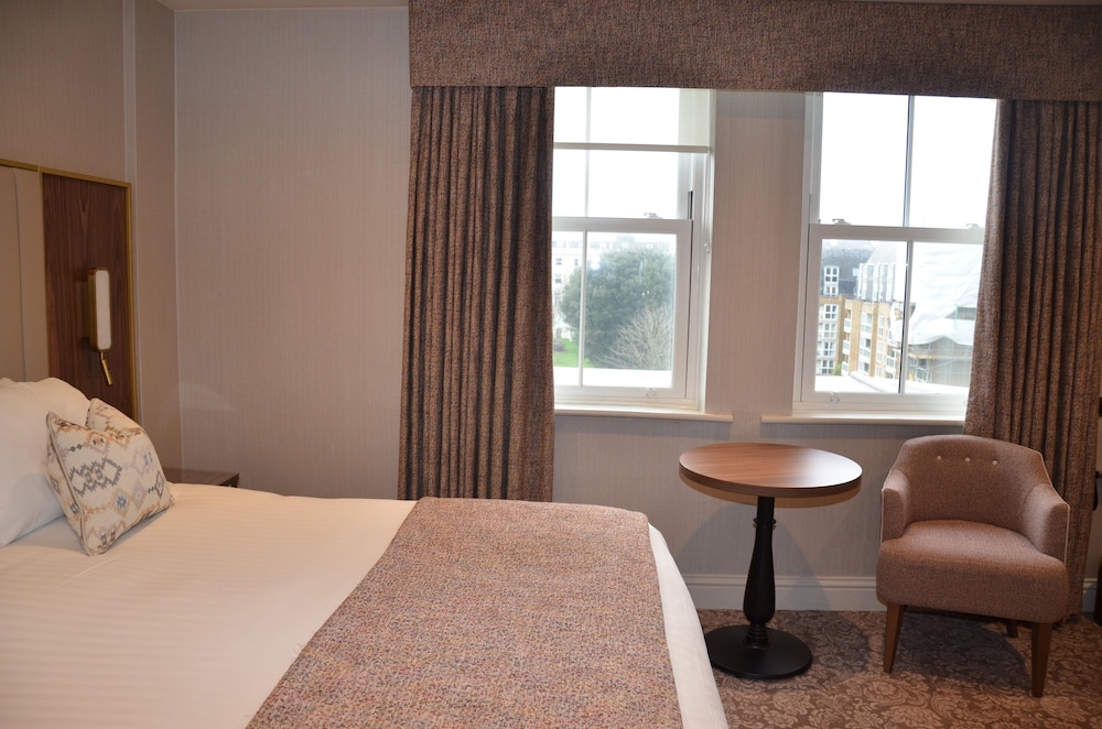Standard Room, 1 Queen Bed photo 3