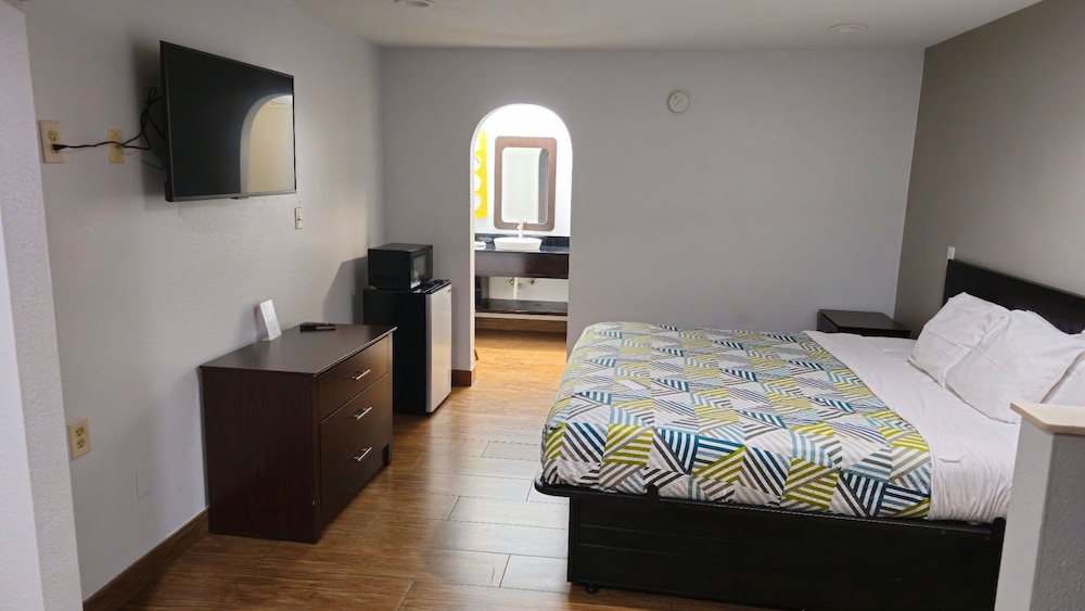Deluxe Room, 1 King Bed, Non Smoking - Photo 1