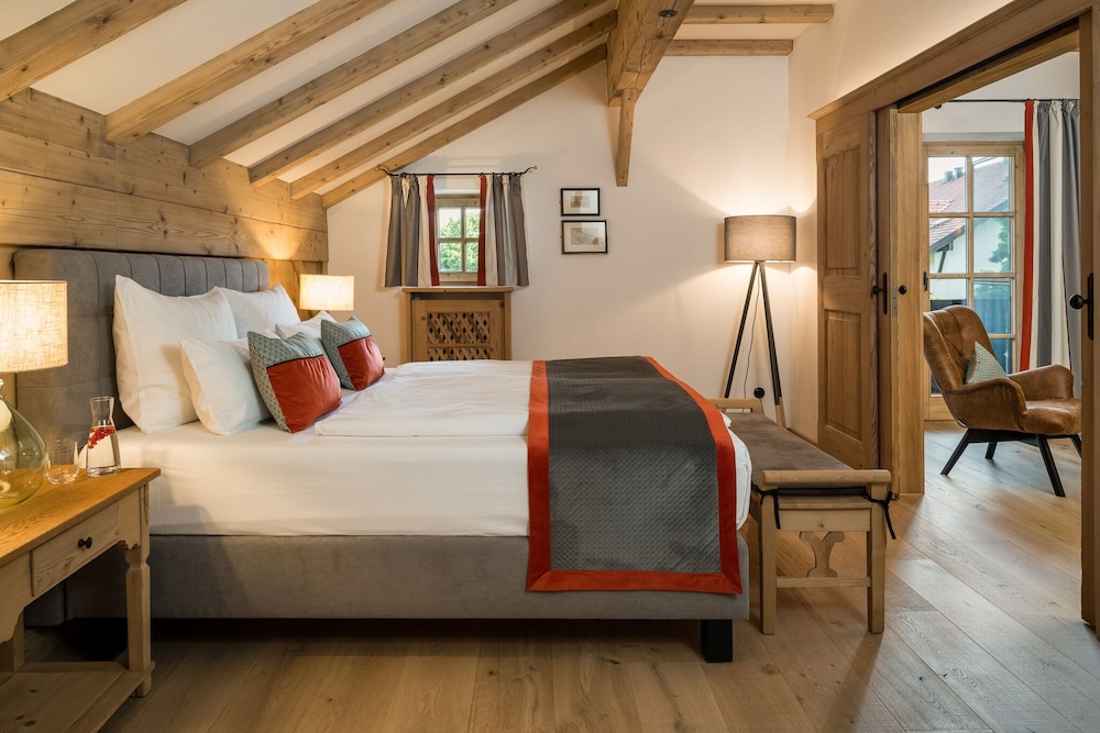 Deluxe Suite, 1 Queen Bed with Sofa bed photo 2