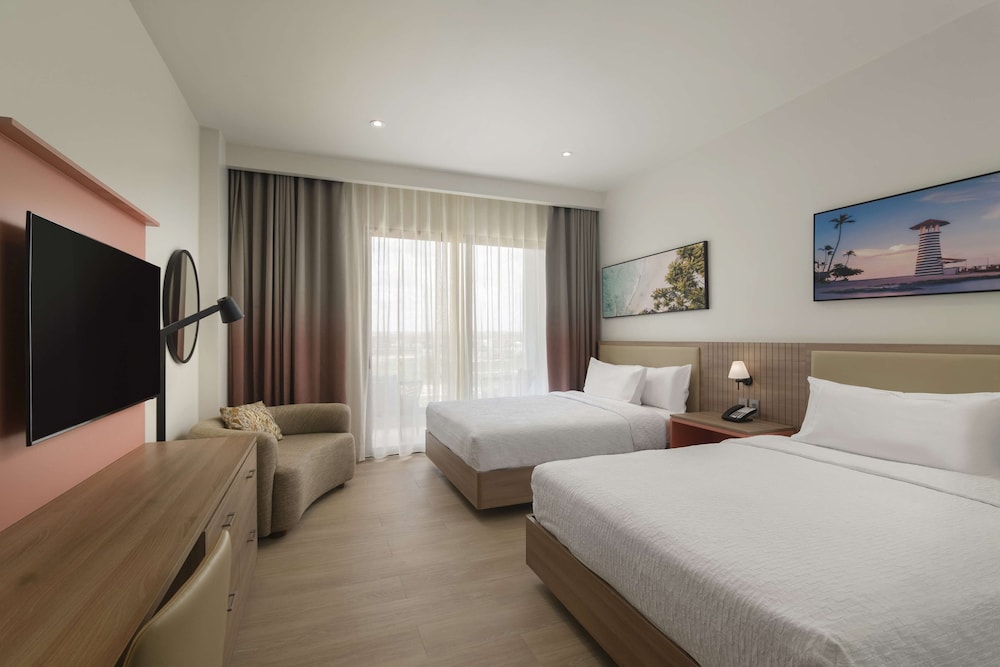 Room, 2 Queen Beds thumbnail 5