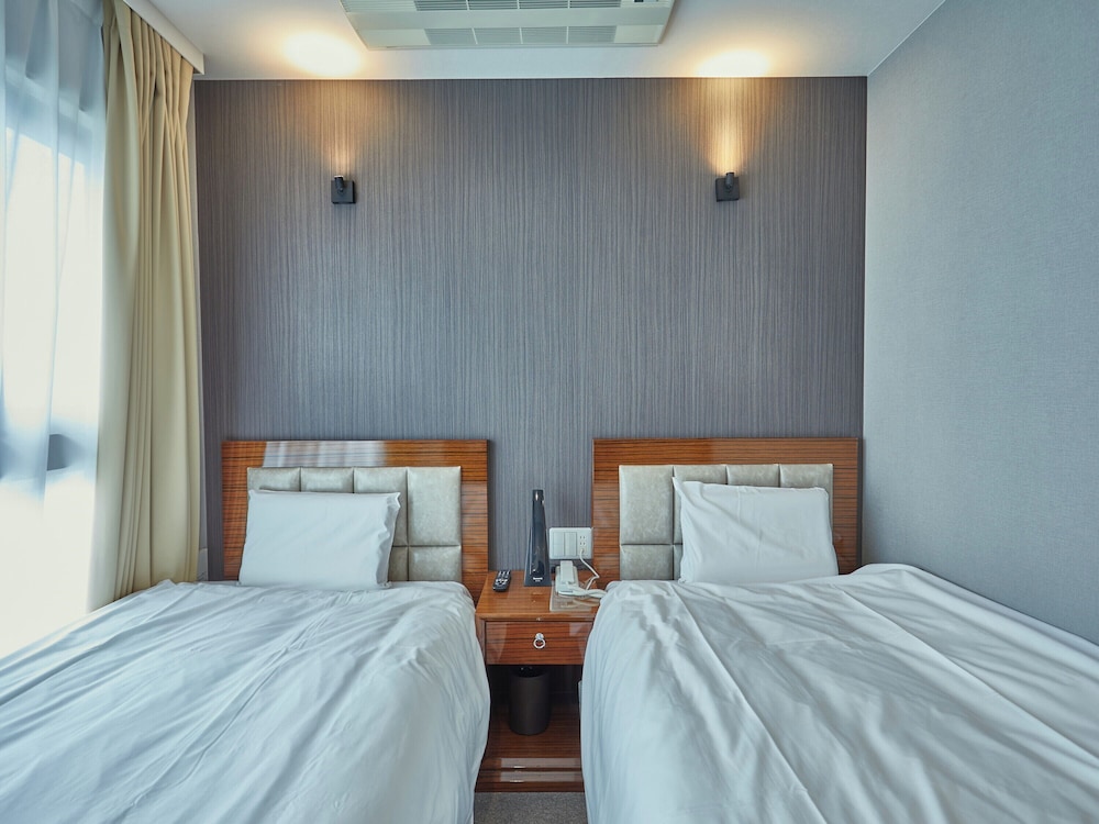 Twin Room - Photo 3