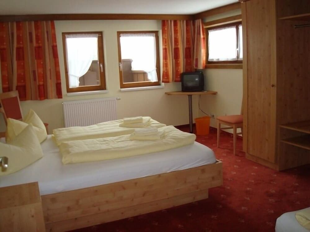 Economy Triple Room