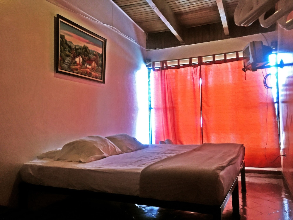 Economy Double Room, 1 King Bed, Shared Bathroom photo 1