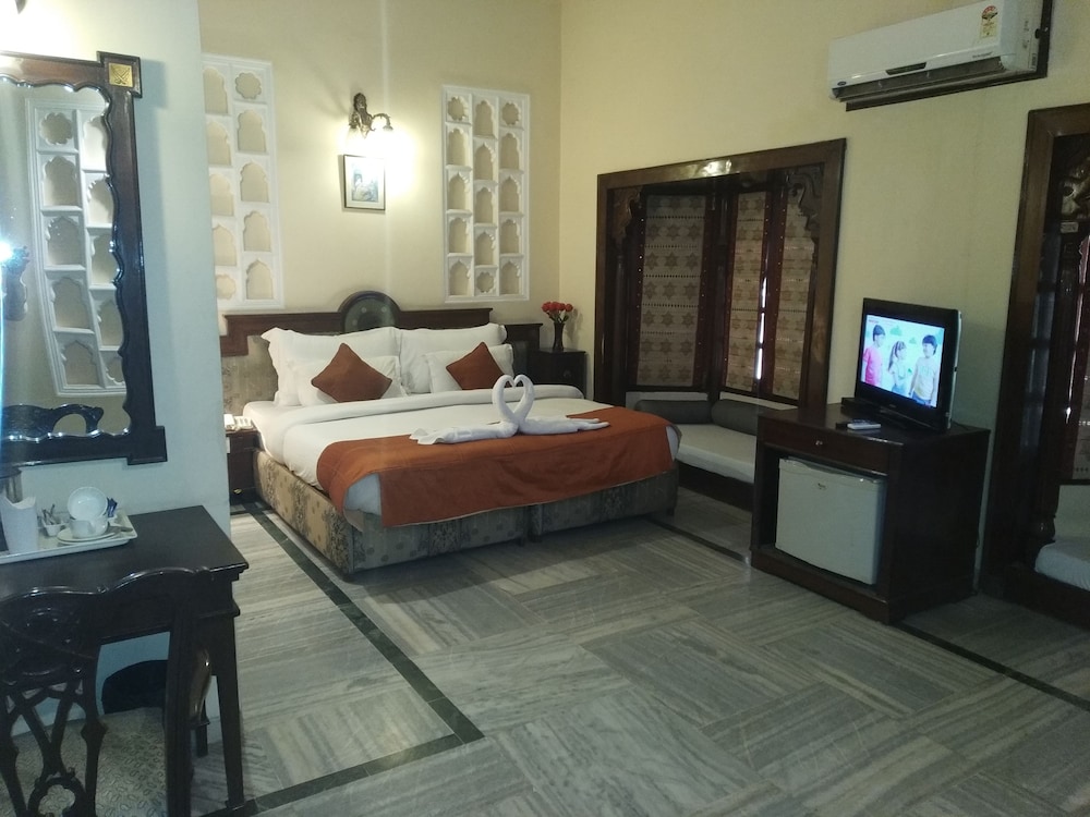 Royal Room - Photo 5