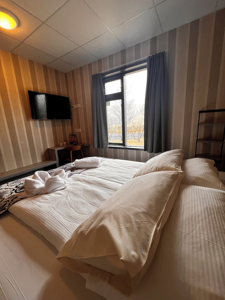 Double or Twin Room, Mountain View photo 3