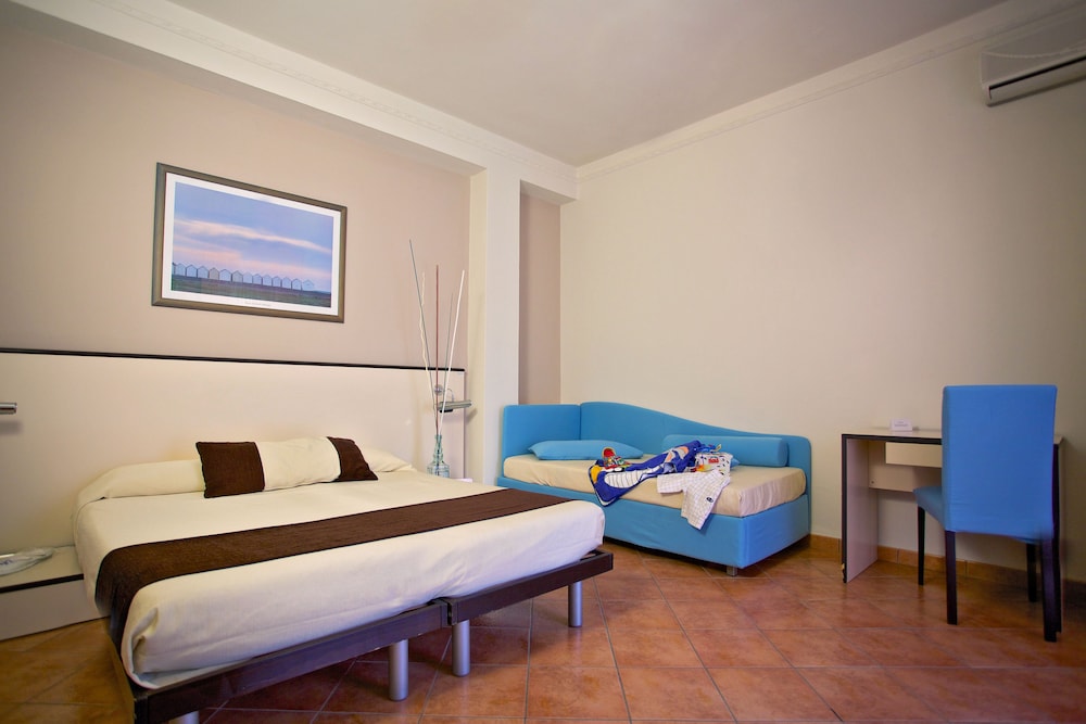 Classic Triple Room, Partial Sea View photo 1