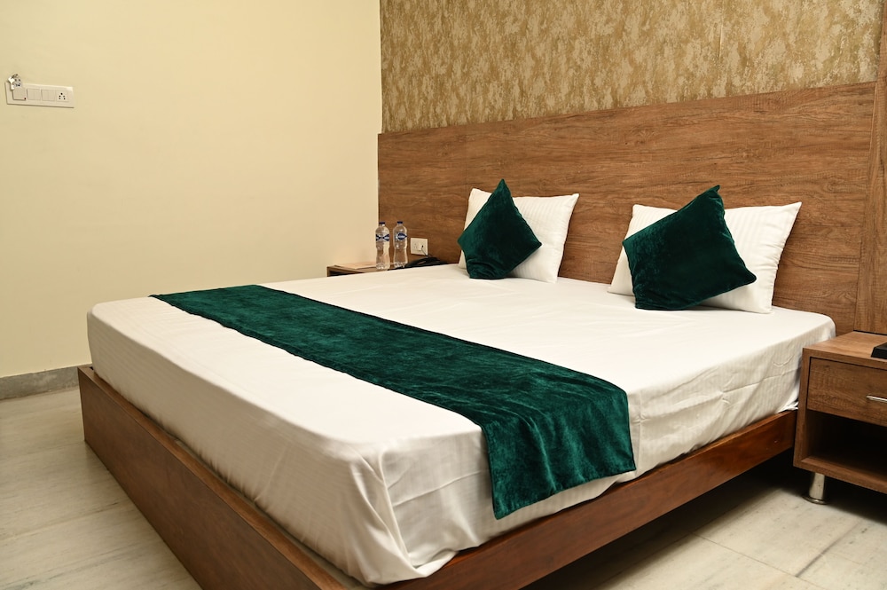 Deluxe Double Room A/C - Photo 7