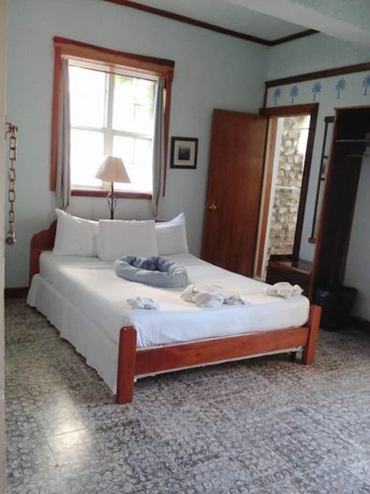 Standard Room, 1 Queen Bed photo 2