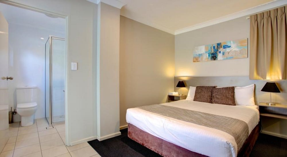 Travellers Hotel Room photo 3