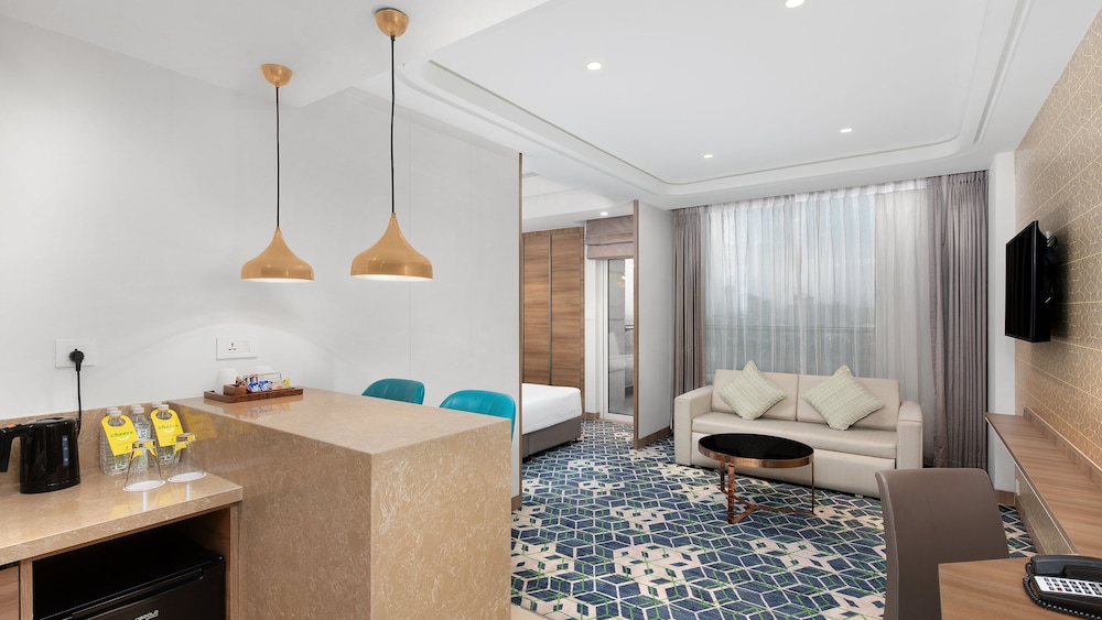 Suite, 1 Bedroom, Balcony (Balcony) - Photo 10