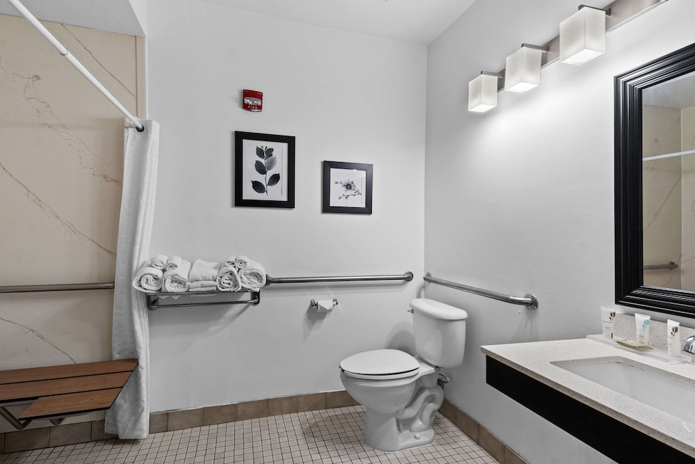 Premium Room, 2 Queen Beds, Accessible, Non Smoking - Photo 2