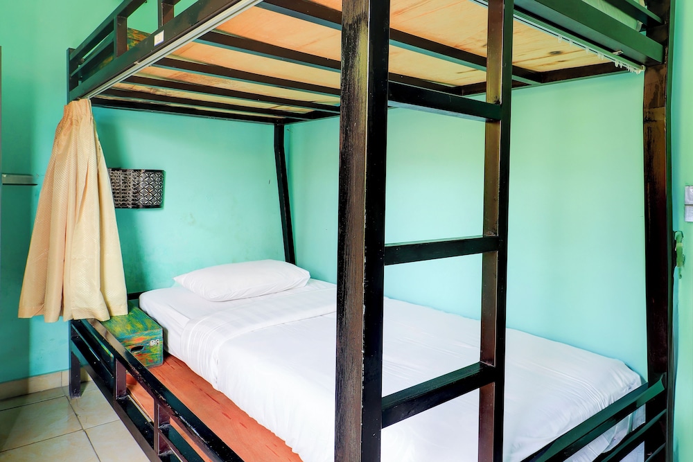 Shared Dormitory, Women only