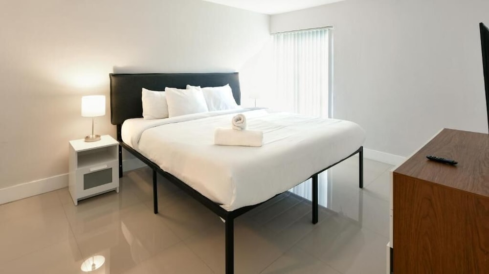 Designer Deluxe One Bedroom Aparment