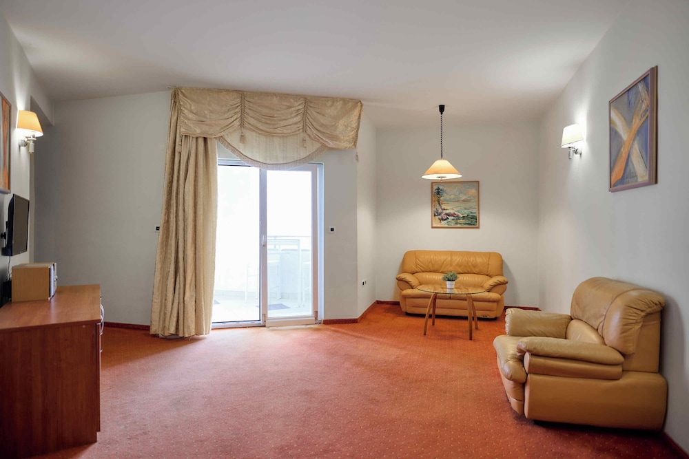 Suite with Sea View and Balcony - Photo 3