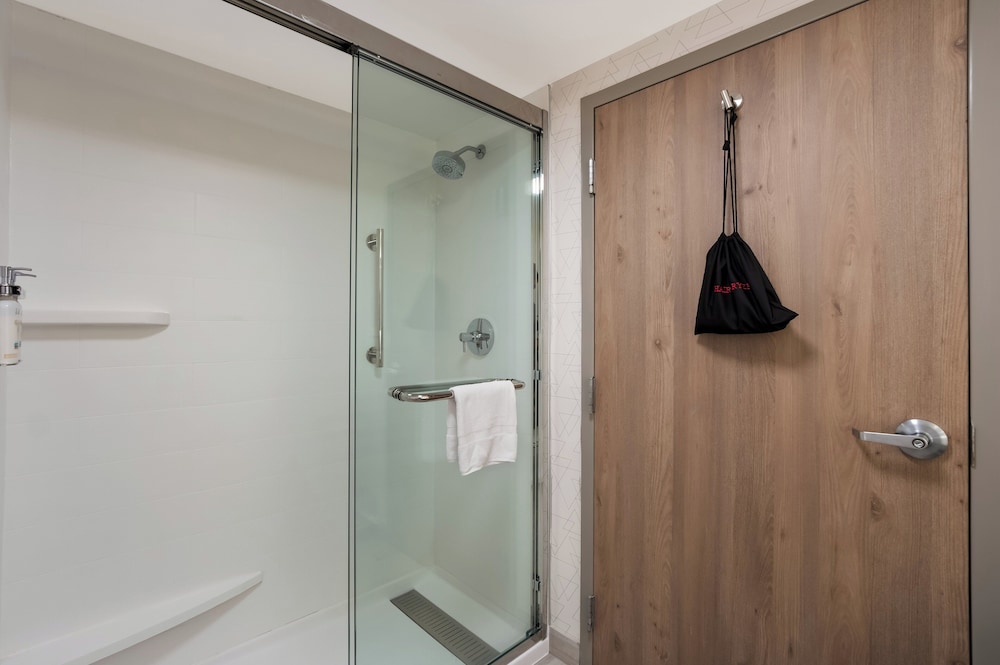 Suite, 1 King Bed, Accessible (Communications) - Photo 6