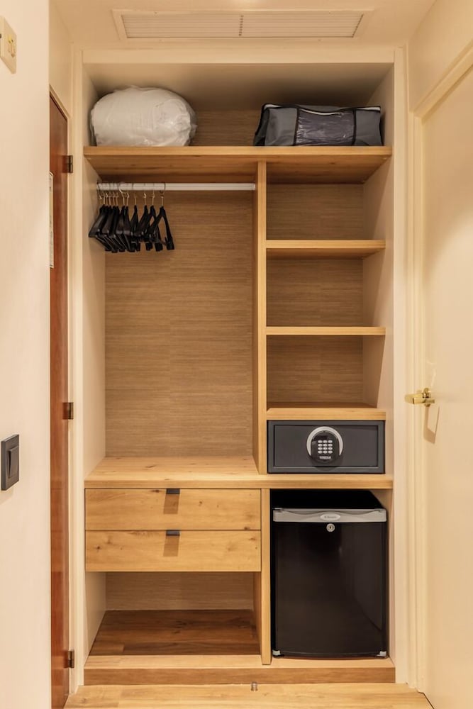 Standard Triple Room, City View - Photo 5