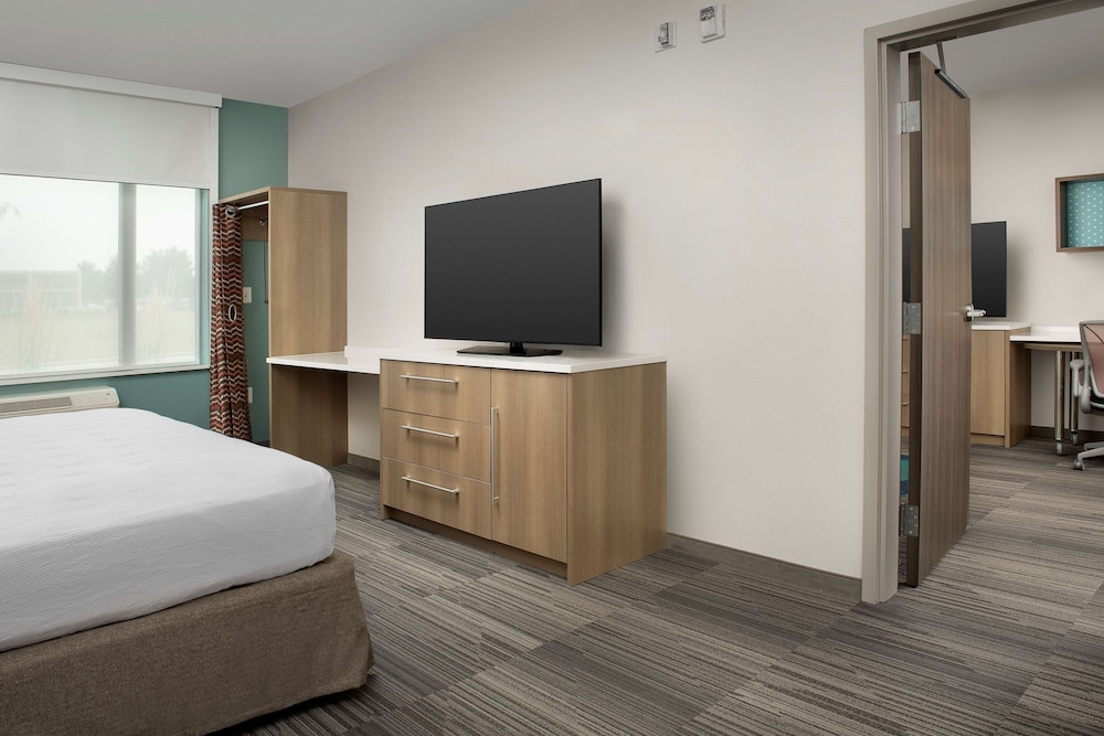Studio, 1 King Bed, Accessible (Roll-In Shower) - Photo 4