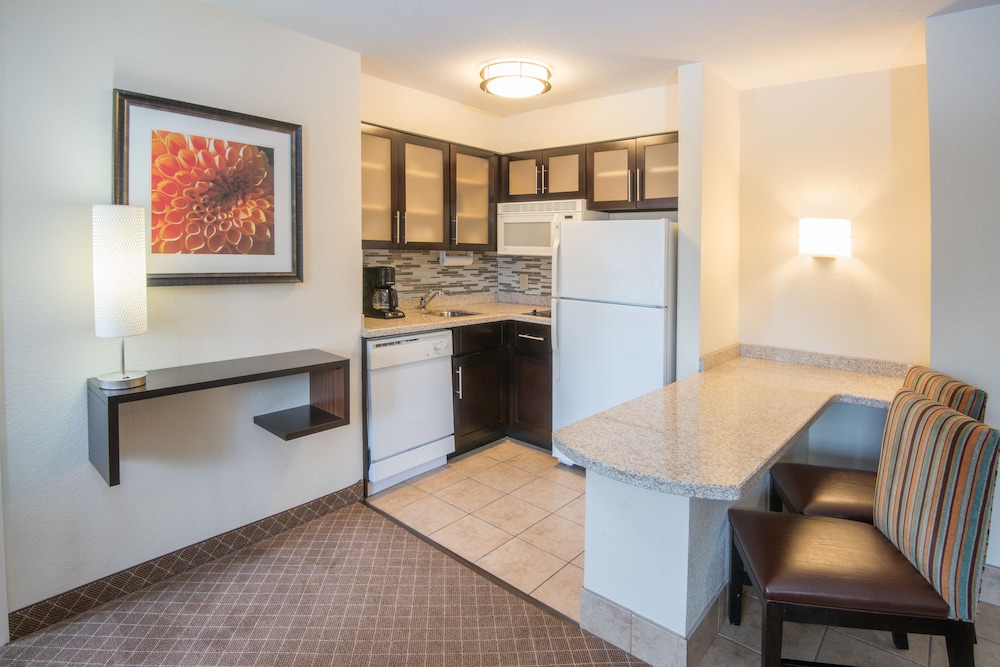 Suite, 1 Bedroom, Kitchen - Photo 2