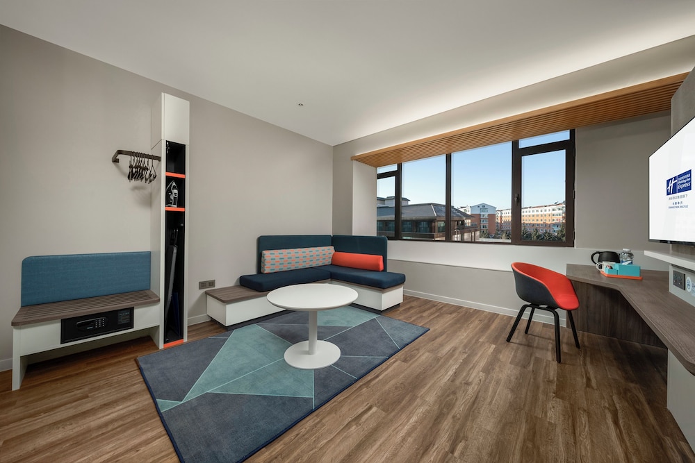 Suite, 1 King Bed - Photo 2