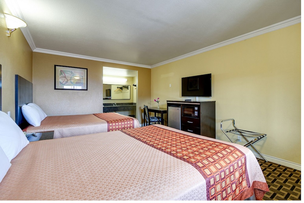 Family Suite, 2 Queen Beds, Non Smoking photo 3