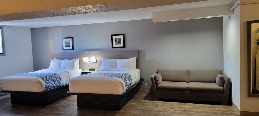 Suite, 2 Double Beds, Non Smoking (Upgrade) - Photo 4