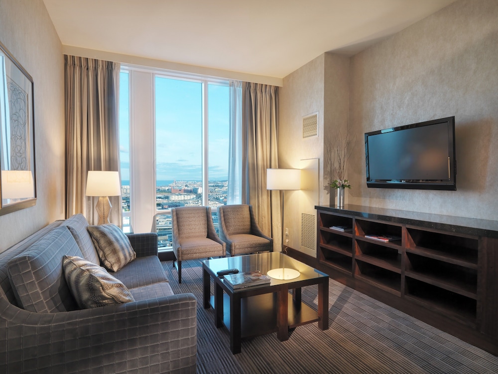 Suite, 1 Bedroom (West Side View)