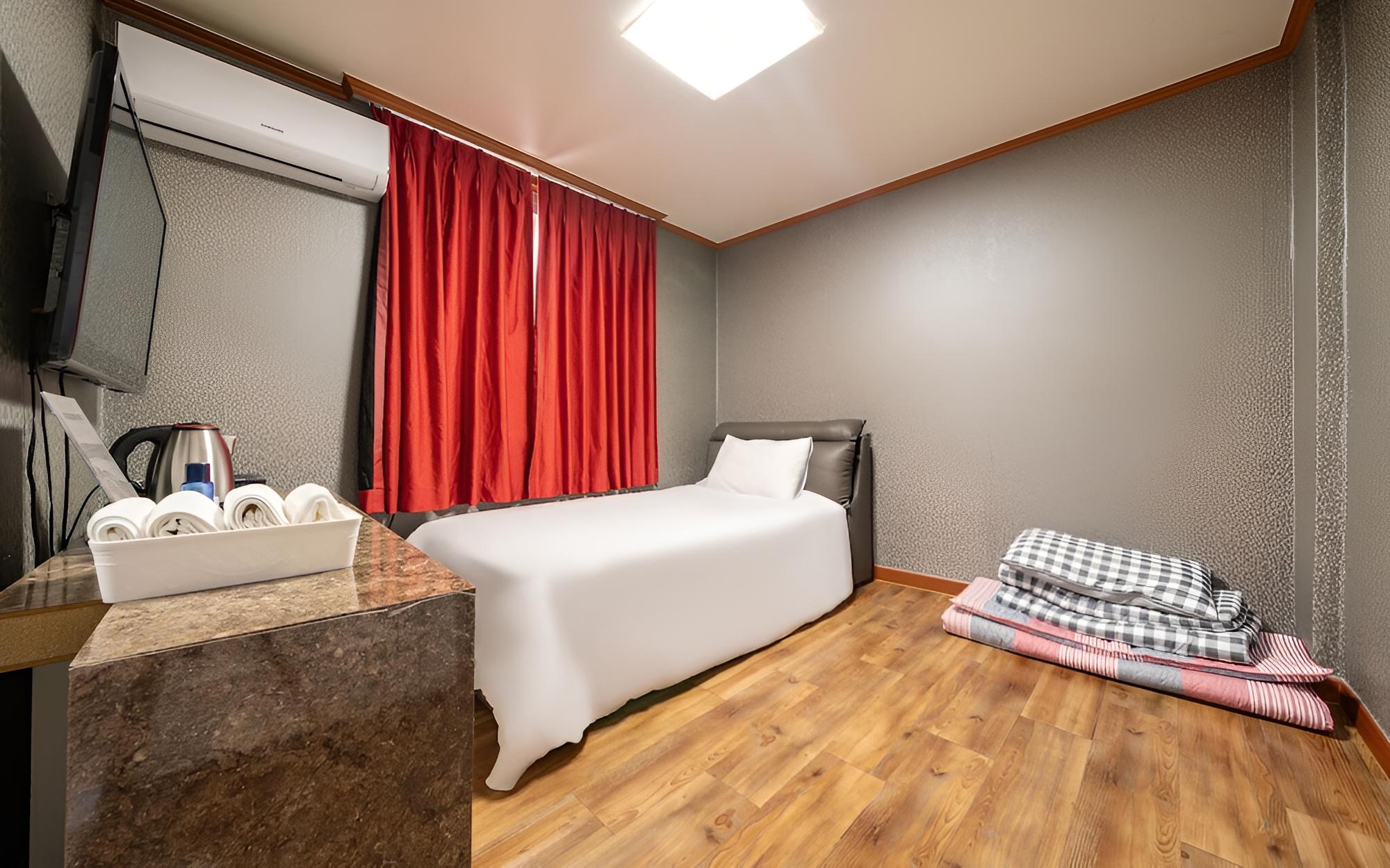 Room (Standard Room (Bed OTT)) - Photo 1