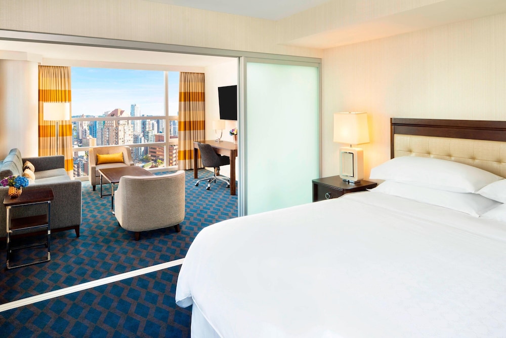 Club Room, Multiple Beds (Bedroom 1: 1 King.  Bedroom 2: 1 King) - Photo 2