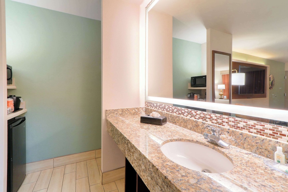 Suite, 1 King Bed, Non Smoking, Jetted Tub - Photo 3