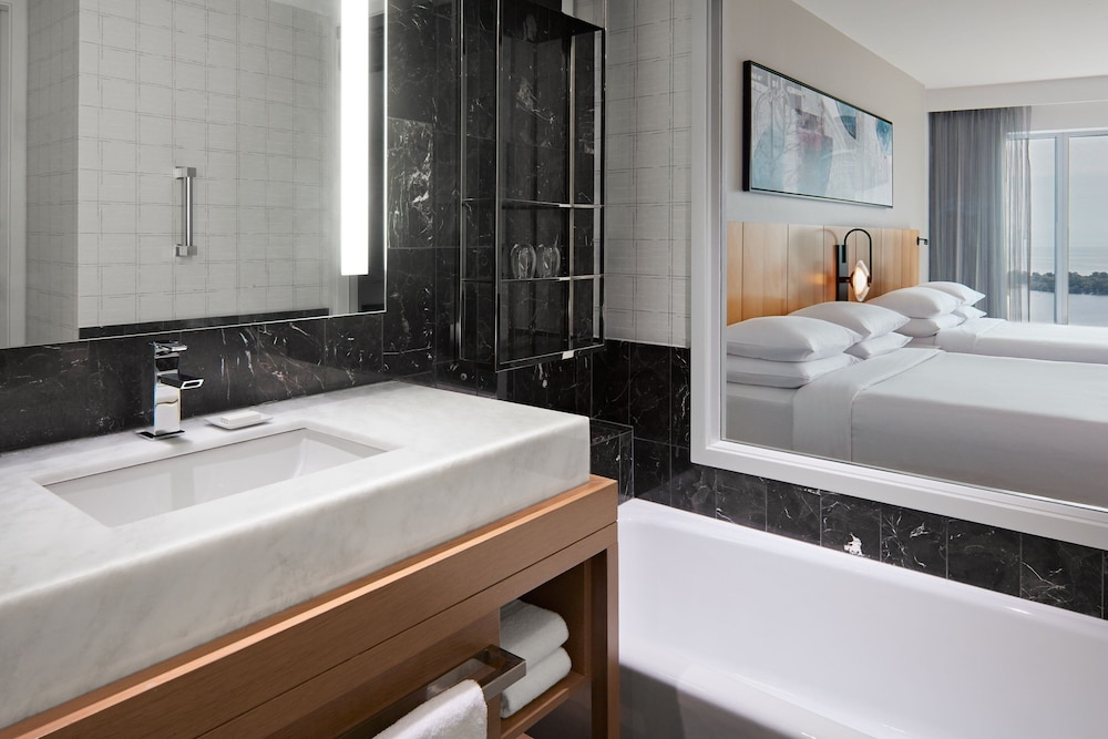 Club Room, 2 Queen Beds, Harbor View