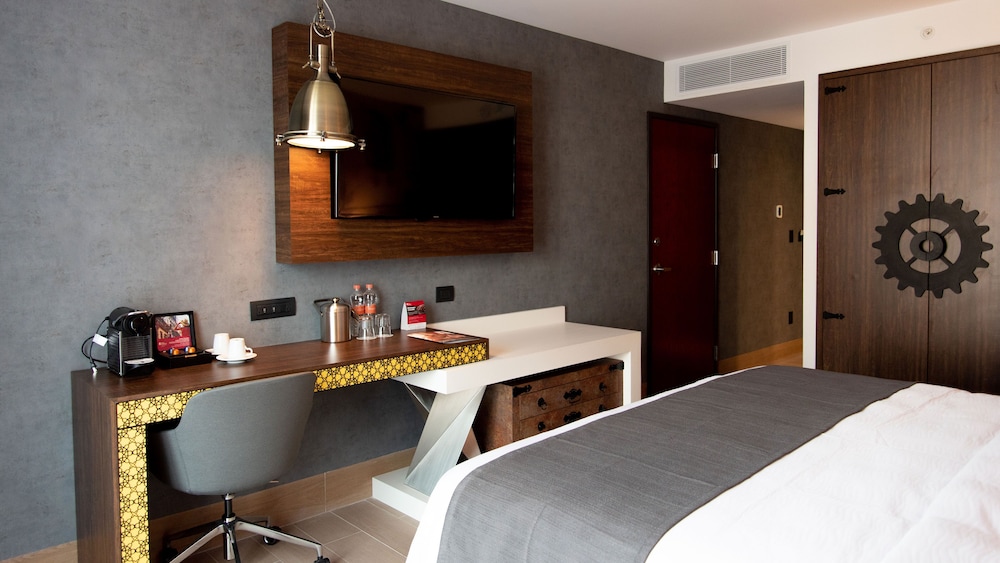 Standard Room, 1 King Bed - Photo 3