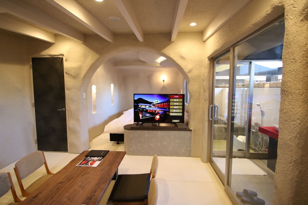 Cave Room With Open-Air Hot Spring Rock Bath photo 2