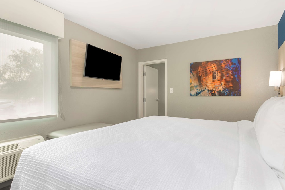 Suite, 1 King Bed, Non Smoking, Kitchenette (with Sofabed) - Photo 2