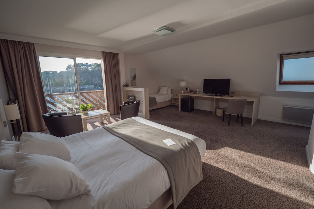 Family Room, Multiple Beds, Balcony, Sea View photo 2