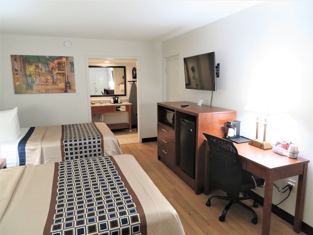 Standard Room, 2 Double Beds, Non Smoking - Photo 8