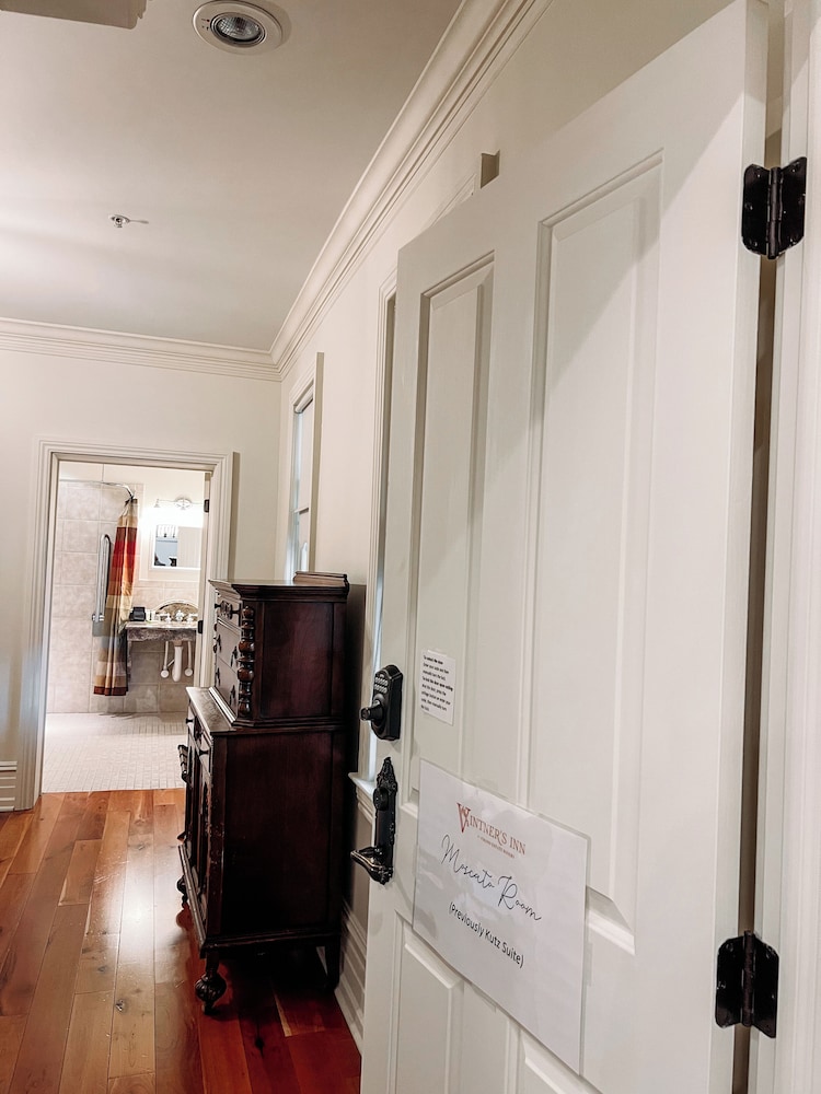 Standard Suite, 1 Queen Bed, Courtyard View photo 3