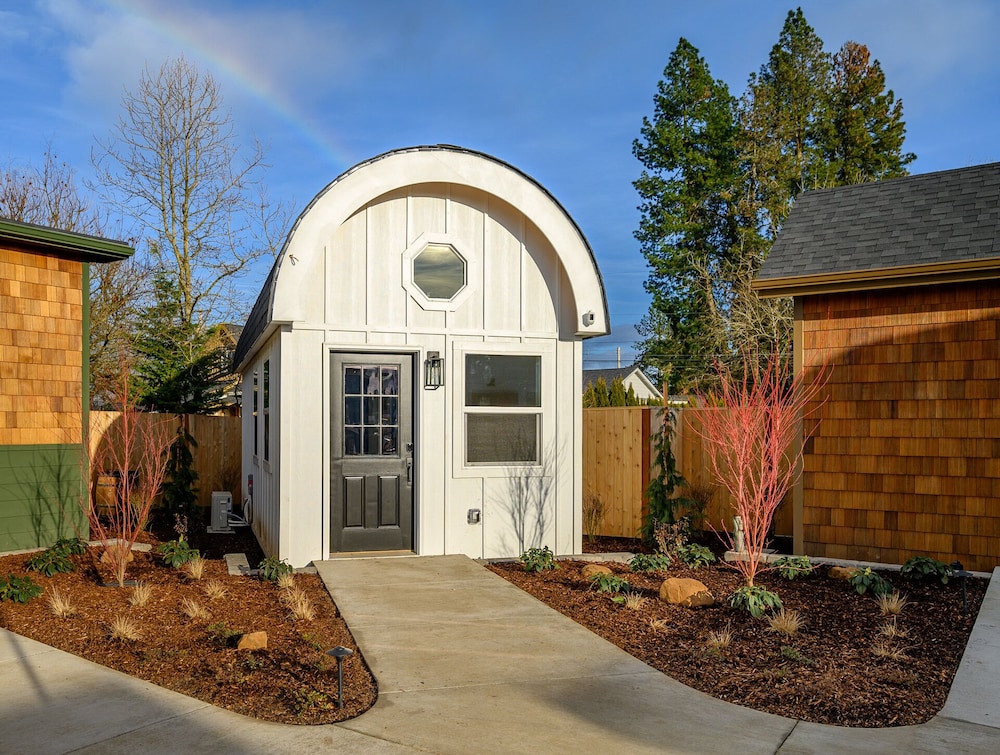 Deluxe Cottage, 1 Queen Bed, Courtyard View