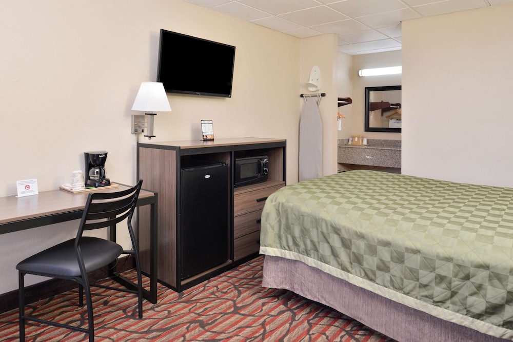 Room, 1 Queen Bed, Accessible, Smoking photo 2