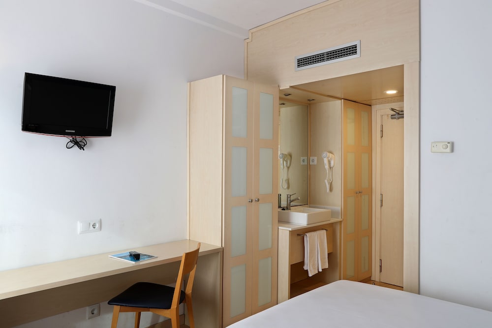 Superior Room (3 Adults) - Photo 2