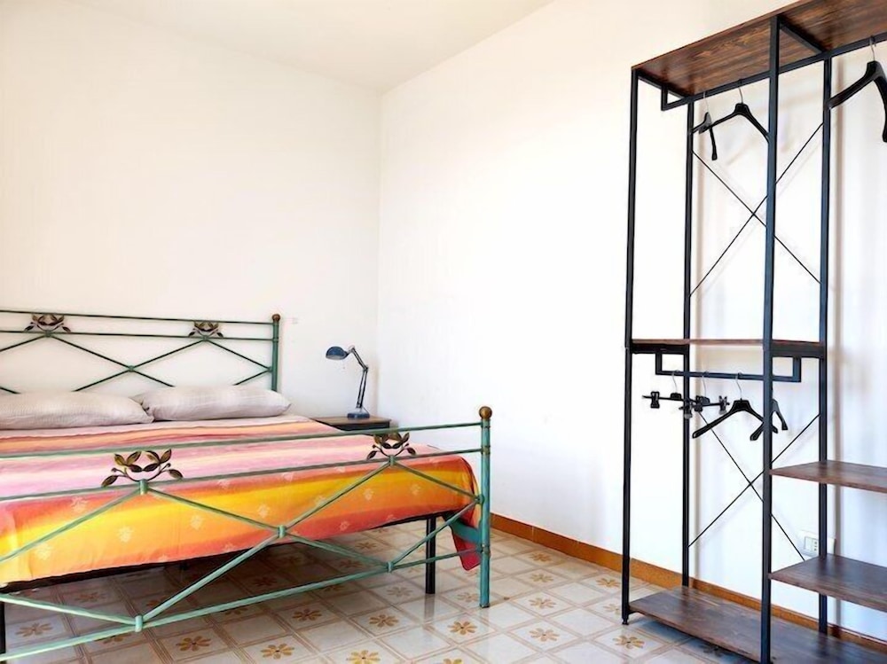 Basic Double or Twin Room, 1 King Bed, Shared Bathroom, Garden View photo 1