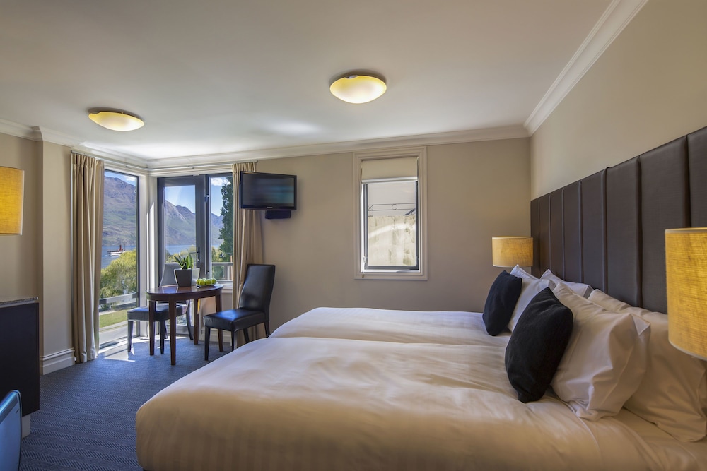 Hotel Room - Photo 4
