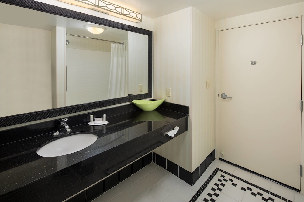 Room, 1 King Bed (Hearing Accessible) - Photo 4